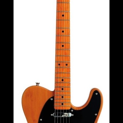 Guitarra elétrica de madeira com acabamento natural e escudo preto