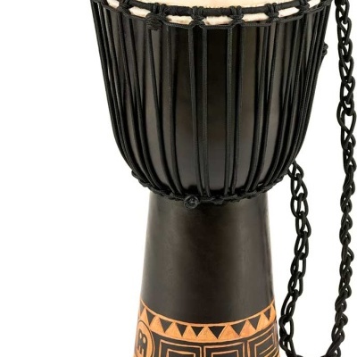Tambor djembe preto com padrão geométrico castanho e pele clara