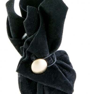 Scrunchie preto de veludo com botão dourado