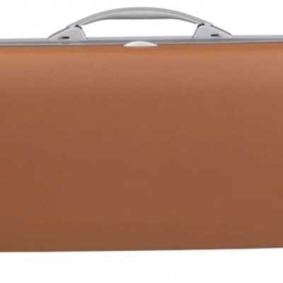 Estojo retangular castanho para violino com fecho metálico prateado e pega