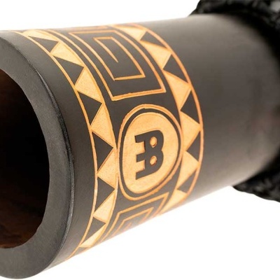 Djembe em madeira com padrão tribal e logo BB