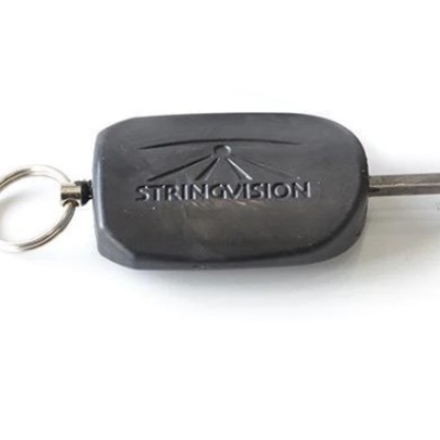 Chave preta com porta-chaves metálico e inscrição STRINGVISION