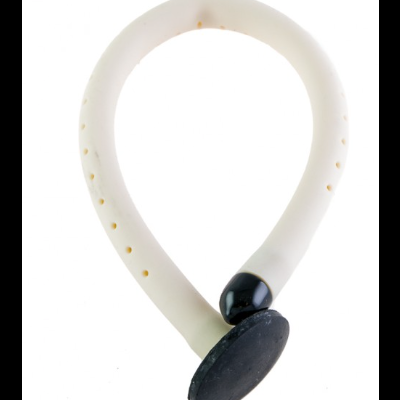 Aro plástico branco com ventosa preta em fundo branco