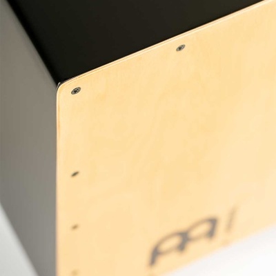 Cajón musical em madeira claro e preto com logótipo PAT