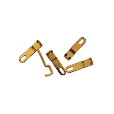 Peças metálicas douradas com furo oval para fixar