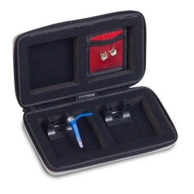 Estojo preto com interior forrado e bolsa de malha vermelha contendo acessórios USB.