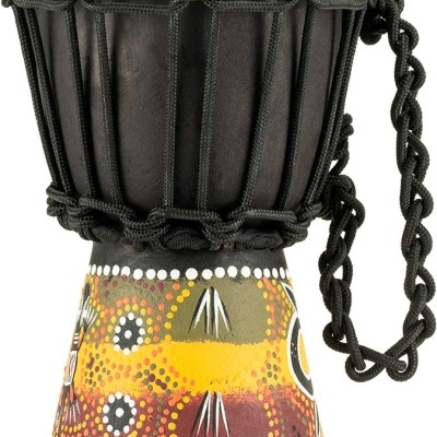 Djembé pequeno com pele clara e corpo pintado com padrões coloridos