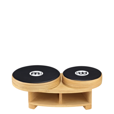 Tambor de madeira com peles pretas e suporte de madeira clara