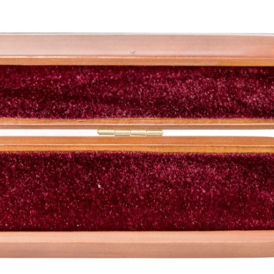 Estojo de madeira com interior vermelho aveludado aberto