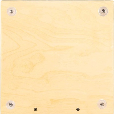 Chapa quadrada de madeira clara com quatro pés nos cantos e dois parafusos na parte inferior