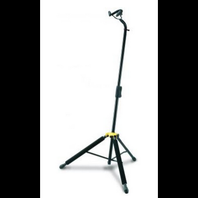 Suporte de microfone preto com tripé e fundo branco