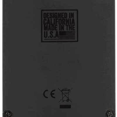 Dispositivo preto com texto e símbolos, quatro parafusos e compartimento com padrão S