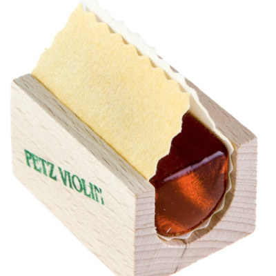 Resina de colofónia PETZ VIOLIN num suporte de madeira clara com embalagem de pano amarelo