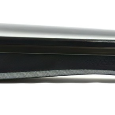 Mala rígida preta com fechos metálicos prateados num fundo branco