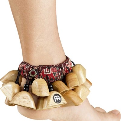 Pulseira de tornozelo em madeira clara e tecido vermelho com padrões tribais e elefantes