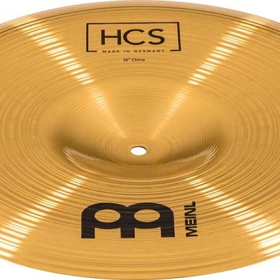 Prato de percussão dourado com texto HCS e MEINL