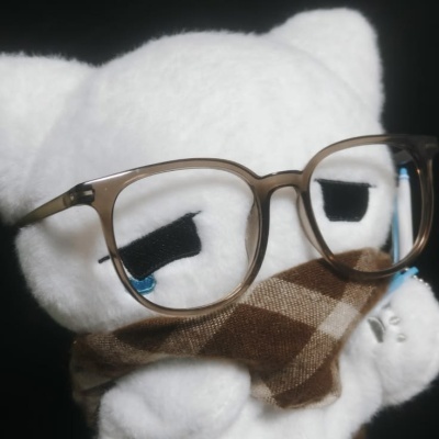 Urso de peluche branco com cachecol e óculos