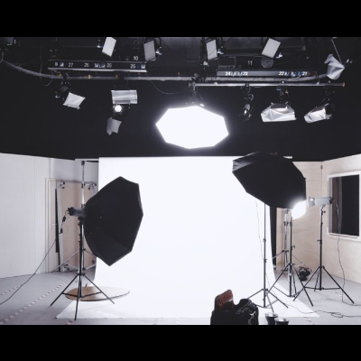 Estúdio fotográfico com fundo branco e iluminação profissional