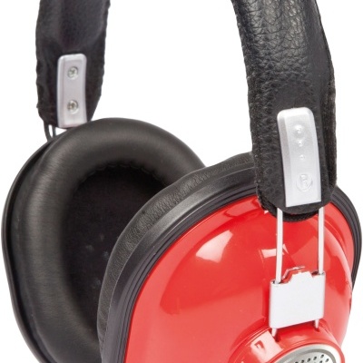 Auscultadores vermelhos com almofadas pretas e detalhes metálicos
