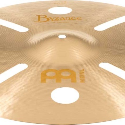 Prato de bateria dourado com recortes e marca MEINL