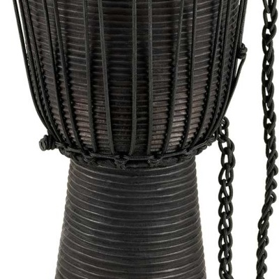 Djembé de madeira com pele branca e cordas negras