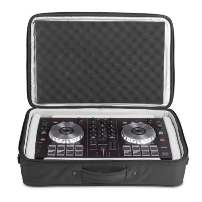 Controlador de DJ em mala acolchoada preta aberta