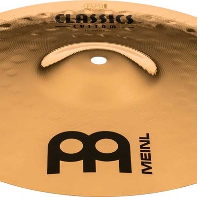Prato de bateria dourado com logotipo Meinl e texto Classics Custom