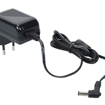 Carregador preto com cabo e plugue de dois pinos redondos