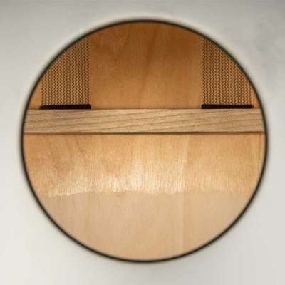 Detalhe circular de madeira clara e uma tira de madeira mais escura