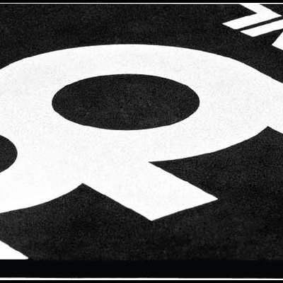 Tapete preto com logótipo branco e texto MEINL