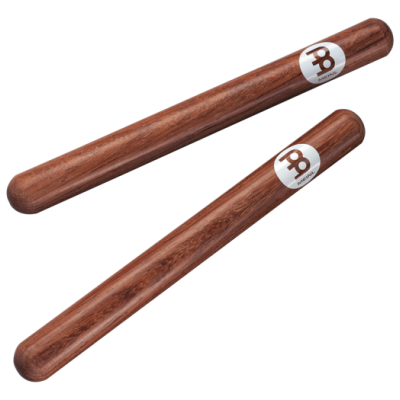 Dois baquetas de madeira castanha com logótipo MEINL sobre fundo branco