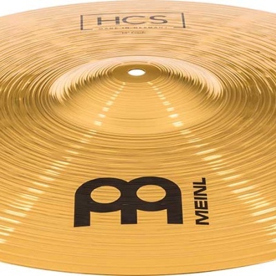 Prato de bateria dourado com marca MEINL e inscrição HCS