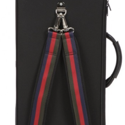 Mala preta estreita com alças riscas vermelhas, verdes e azuis