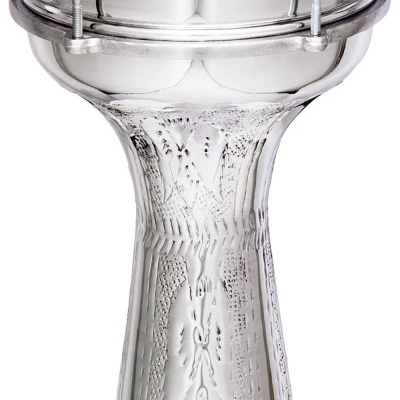 Tambor darbuka metálico prateado com pele branca e logo MYAN