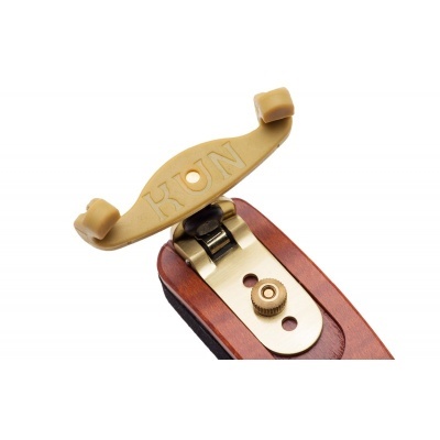 Prendedor de madeira e metal com texto KUN em plástico amarelo