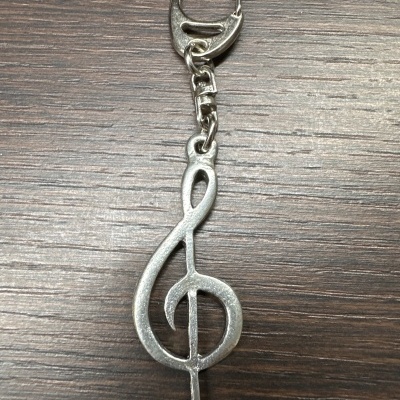 Porta-chaves metálico em forma de clave de sol prateada