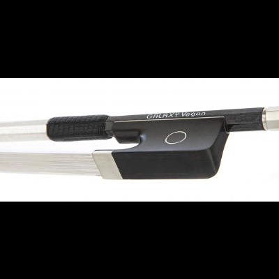 Arco para violino com madeira preta e partes metálicas em fundo branco