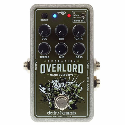 Pedal de guitarra elétrico verde-oliva com botões pretos e ilustração de soldados