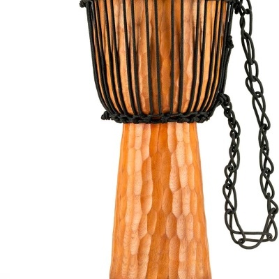 Tambor djembe em madeira com pele afixada e fios pretos, alça para transporte