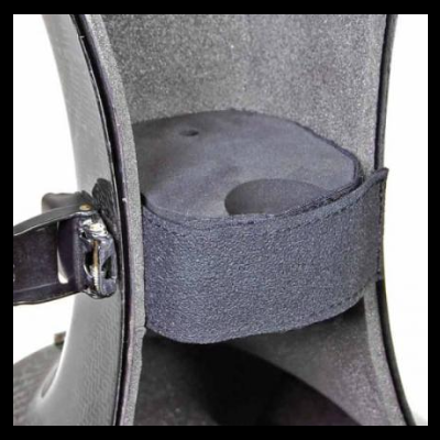 Bolsa ou estojo preto com interior em tecido cinza e aba interna com orifício circular