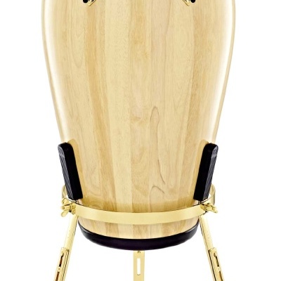 Congas de madeira clara com pele natural e suporte tripé dourado