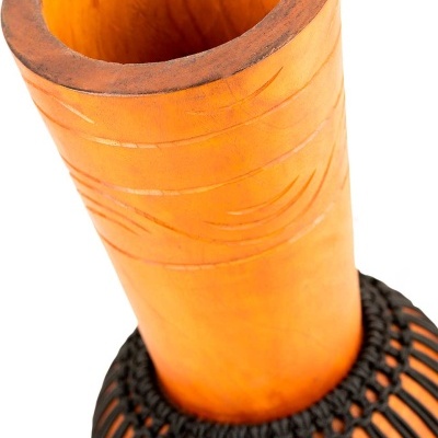 Frasco decorativo em madeira alaranjada com estrutura preta entrelaçada