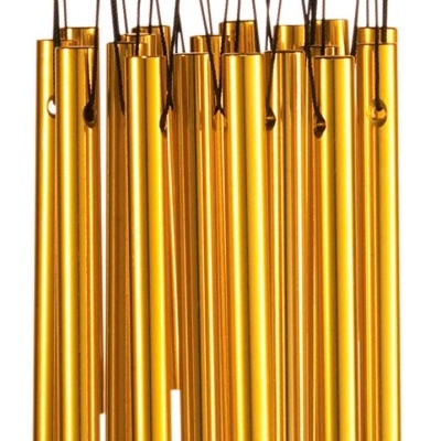 Sino dos ventos com tubos dourados e base de madeira