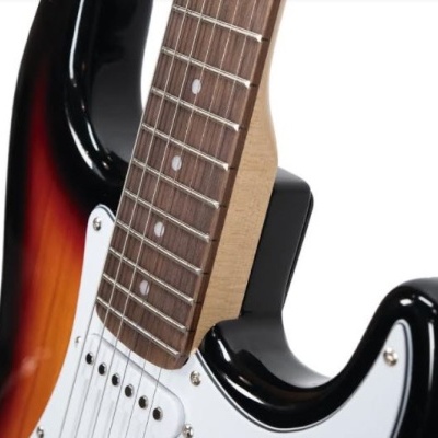 Guitarra elétrica com corpo vermelho, preto e branco e braço de madeira