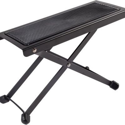 Banco de apoio em metal preto com superfície perfurada e estrutura ajustável.