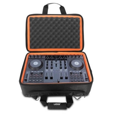 Mala preta aberta com equipamento de DJ dentro