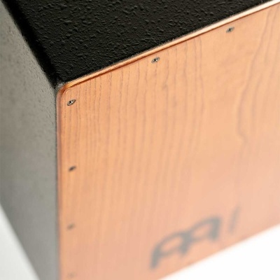 Cajón musical com laterais pretas texturizadas e frente em madeira clara com a marca PAI