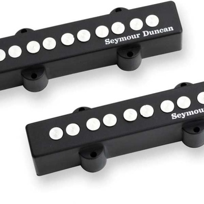Dois captadores de guitarra pretos com ímanes metálicos e texto branco Seymour Duncan