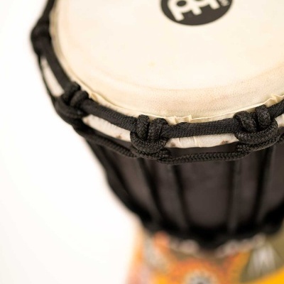 Tambor djembe com pele branca e cordas pretas, corpo colorido com padrões decorativos