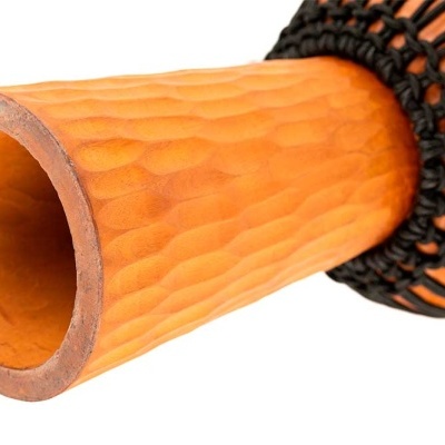 Tambor de madeira laranja com corda preta entrelaçada